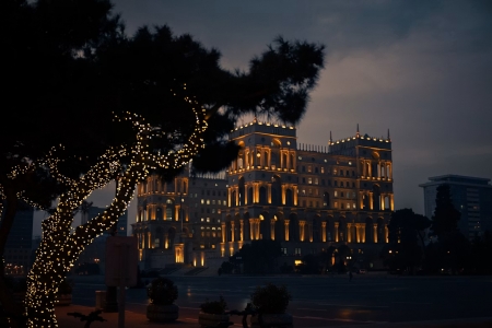 AZERBAIDŽĀNAS ZIEMASSVĒTKU PASAKA: BAKU, GOBUSTĀNA UN ŠAHDAGS!